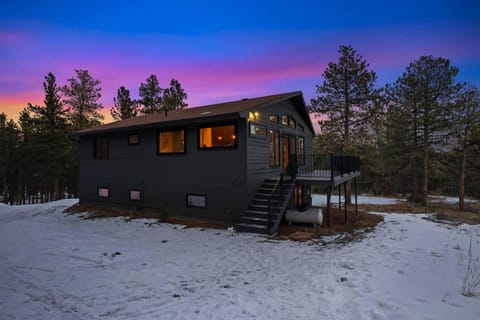 New The Pine Getaway Lots of Room Hot Tub Views House in Park County