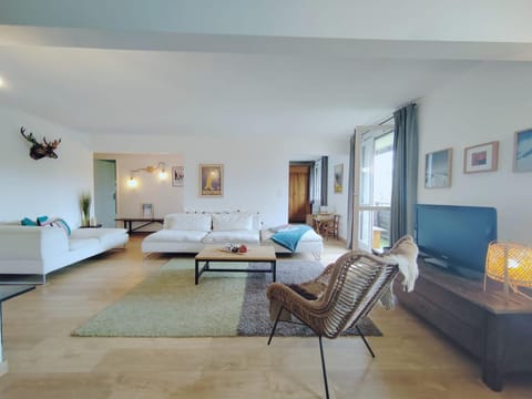 Property building, Communal lounge/ TV room, View (from property/room), Balcony/Terrace, Living room, Garden view, Mountain view, stove, kitchen