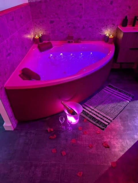 3 appartements uniques - 1 avec sauna balnéo - Parking privé inclus Apartment in Villeneuve-d'Ascq