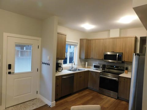 Kitchen or kitchenette, oven, pet friendly, stove, toaster