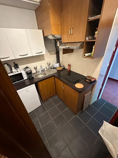 Kitchen or kitchenette, minibar, stove