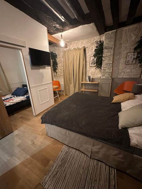 Bed, TV and multimedia, Bedroom