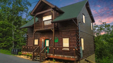 200 Pines- Log Cabin with Fall Views, Hot tub & Indoor Pool Cabin in Sevierville