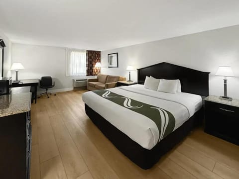 Bed, Photo of the whole room, Seating area, Bedroom