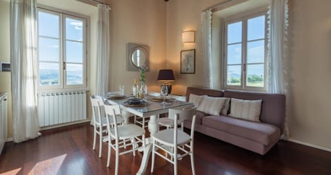 Living room, Seating area, Dining area, internet