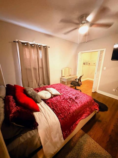 Hot Tub 4 bedrooms Pool Table House in Chicago