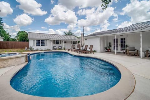 Property building, Day, Swimming pool, Swimming pool, sunbed