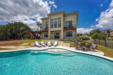 Property building, Day, Swimming pool, Swimming pool, sunbed