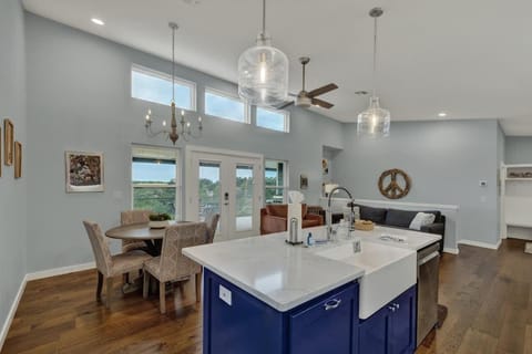 Seating area, Dining area, kitchen