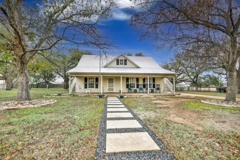 Property building, Facade/entrance, Day