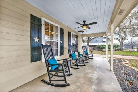Facade/entrance, Day, Balcony/Terrace, Seating area