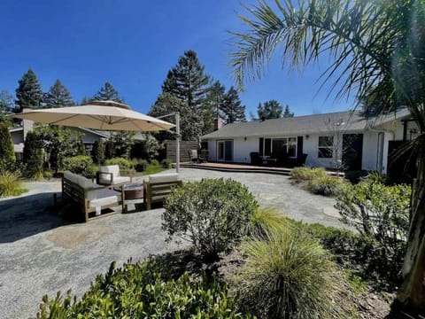 Sonoma Getaway with Hot Tub & Backyard Oasis - Dog OK House in Boyes Hot Springs