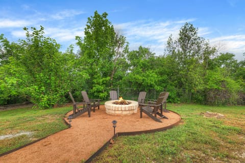 Moment in Time - Hot Tub & Fire Pit House in Fredericksburg