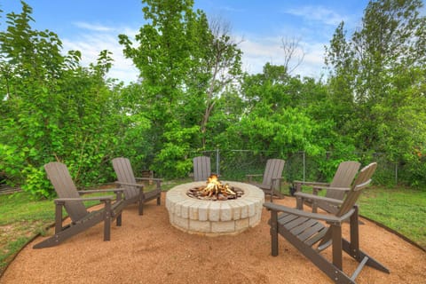 Moment in Time - Hot Tub & Fire Pit House in Fredericksburg