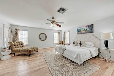 Moment in Time - Hot Tub & Fire Pit House in Fredericksburg