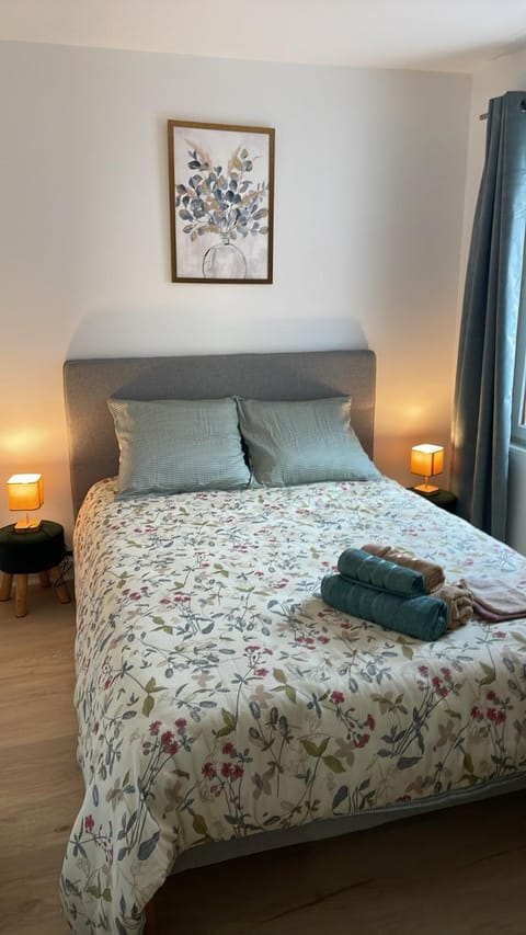 Bed, Photo of the whole room, Bedroom, towels