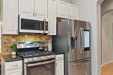 Modern 4BR Home w WiFi by Dell Diamond Apartment in Round Rock