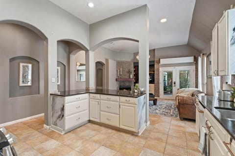 Modern 4BR Home w WiFi by Dell Diamond Apartment in Round Rock