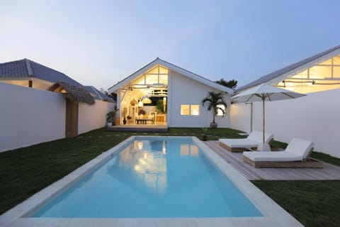 Property building, Garden, Swimming pool