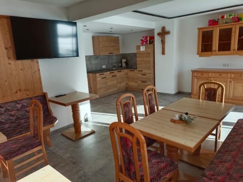 Seating area, Meeting/conference room, group of guests, group of guests, Family