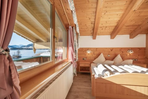 Bedroom, Lake view, Mountain view