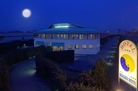 Facade/entrance, Night, Bird's eye view