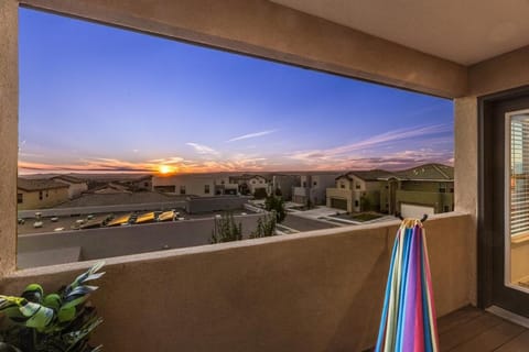 Luxury 5 BR Oasis Movie Room Fenced Yard House in Nor Este