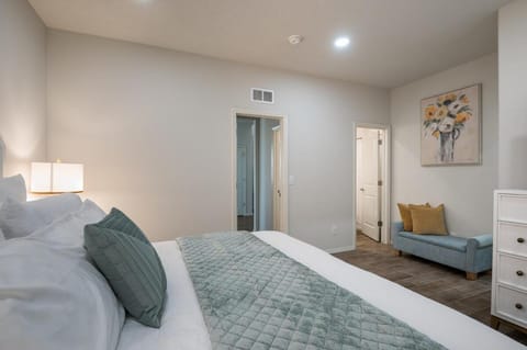 Luxury 5 BR Oasis Movie Room Fenced Yard House in Nor Este