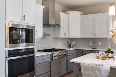 Luxury 5 BR Oasis Movie Room Fenced Yard House in Nor Este