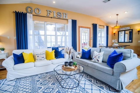 Property building, Bathroom, Bedroom, Lake view, River view, Family