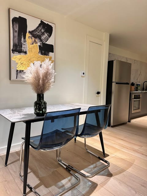 Private Parking KING BED Urban Nest Apartment in Pittsburgh