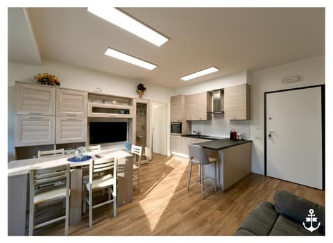 Kitchen or kitchenette, Dining area, oven, stove