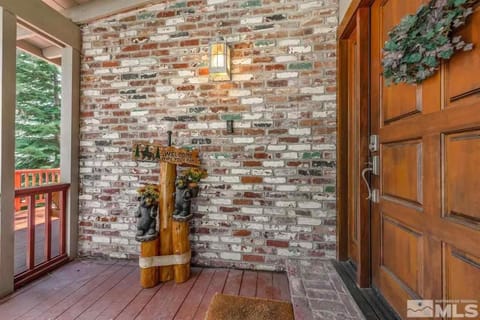 Sunny Lakeview Retreat - Private Beach Access House in Skyland