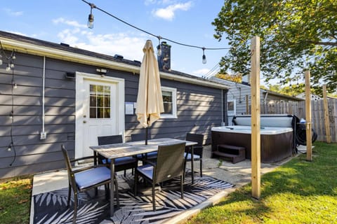 2BR with Private Hot Tub House in Parma Heights