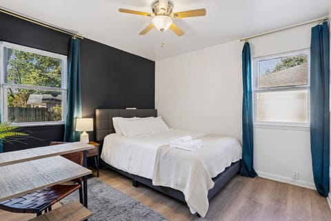 2BR with Private Hot Tub House in Parma Heights