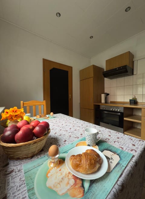 Kitchen or kitchenette, Food and drinks, Dining area, stove