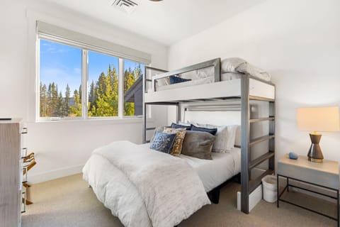 Moonlight Basin Lookout Patio Views & Ski In Out House in Big Sky