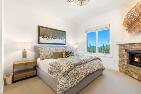 Moonlight Basin Lookout Patio Views & Ski In Out House in Big Sky