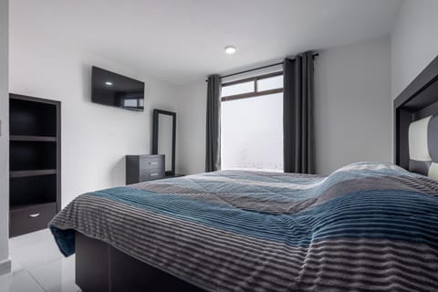 Bed, TV and multimedia, Photo of the whole room, Bedroom