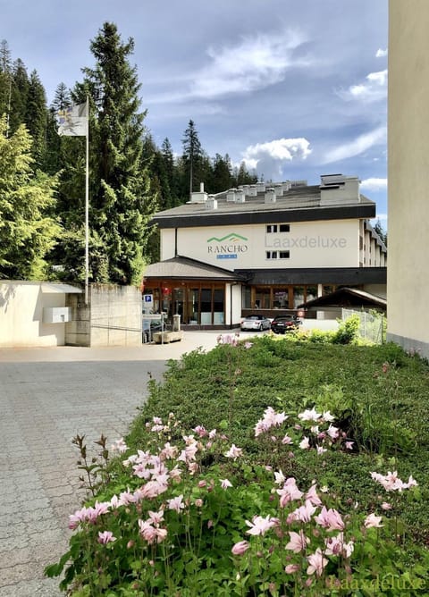 Property building, Facade/entrance, Property logo or sign, Area and facilities, Parking