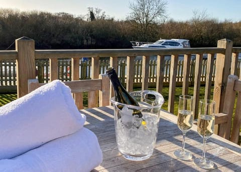 Yare View Holiday Cottages Campground/ 
RV Resort in Brundall