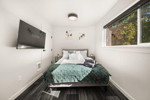 Bed, TV and multimedia, Photo of the whole room, Bedroom