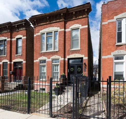 Two Bedroom Garden Apartment Apartment in Wicker Park
