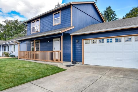 Teak and Jordan Estates- Sleeps 24! House in Albany