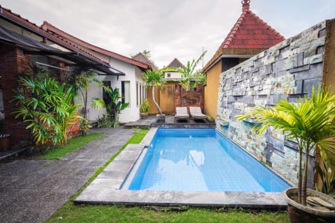 Property building, Garden, Pool view, Swimming pool, sunbed