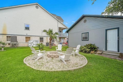 Cozy home close to Kemah Boardwalk with game room House in Kemah