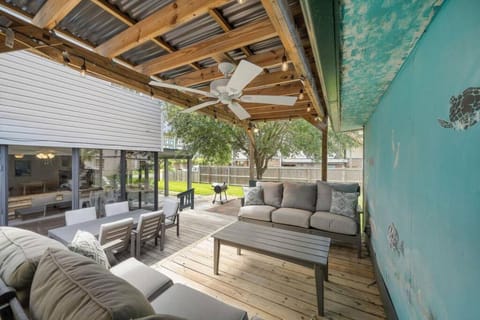 Cozy home close to Kemah Boardwalk with game room House in Kemah