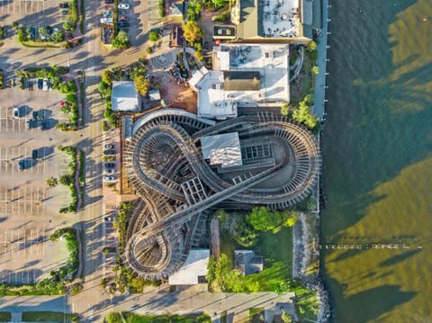 Cozy cottage in the heart of Kemah close to the boardwalk and bay Country House in Kemah