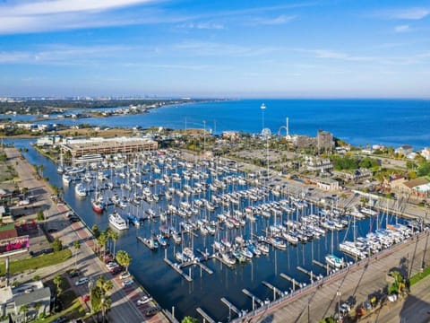 Cozy cottage in the heart of Kemah close to the boardwalk and bay Country House in Kemah