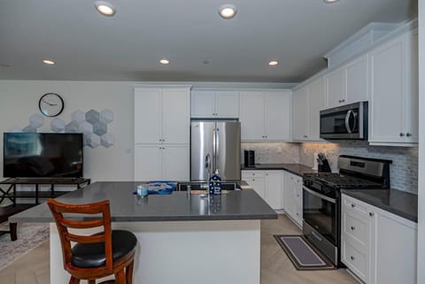 Luxurious Cozy Ontario Home Ideal Family Retreat House in Eastvale